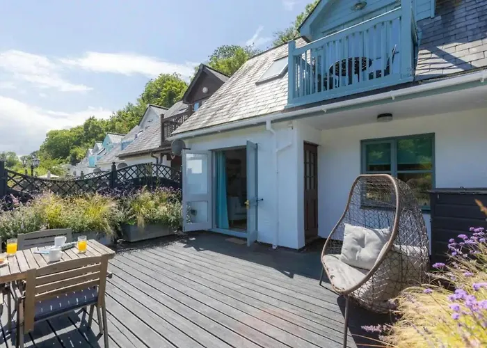 2 Bedrooms Overlooking Little Petherick Creek