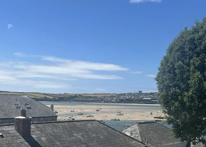 2 Bedrooms Overlooking Little Petherick Creek