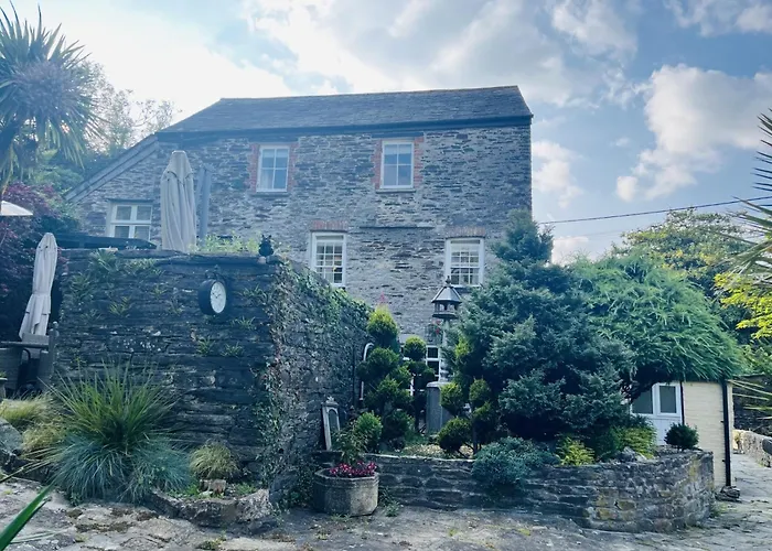 2 Bedrooms Overlooking Little Petherick Creek