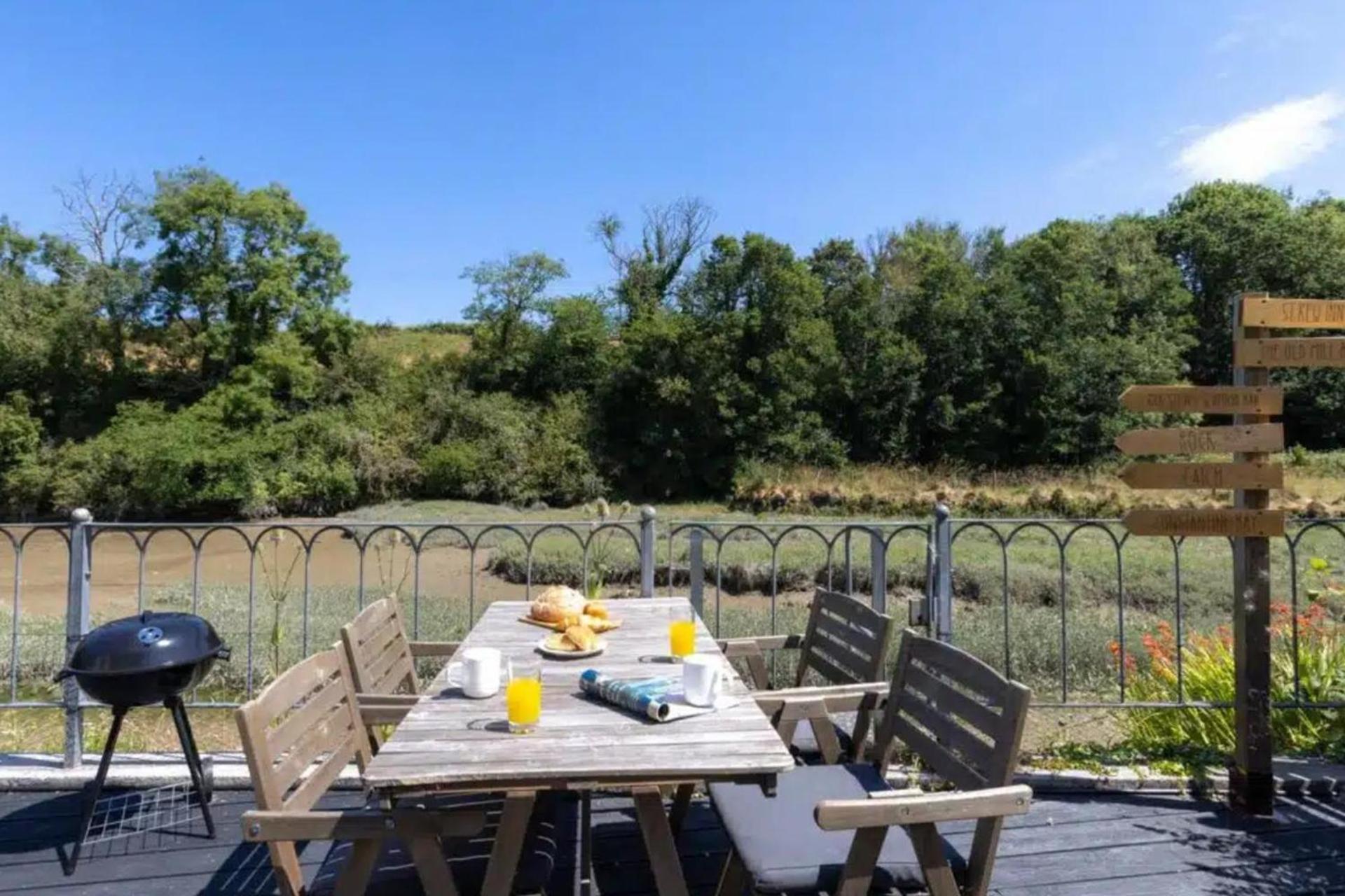 2 Bedrooms Overlooking Creek *